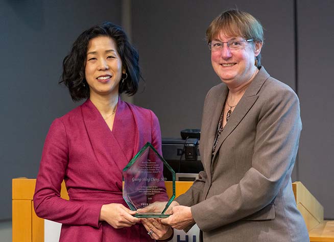 Dr. Guang-Shing Cheng receives Al Johani Award from Dr. Nancy Davidson