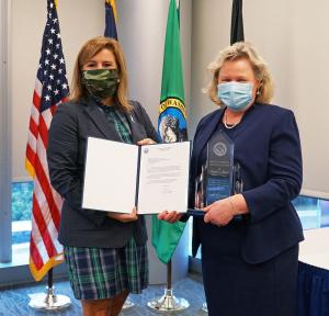 Dr. Joyce Wipf (right) receiving Worthen award from Ms. Pam Powers, Acting Deputy Secretary of the VA