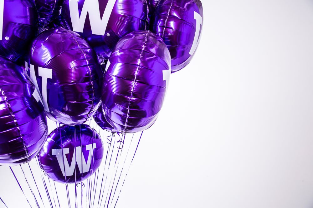 University of Washington purple balloons with "W" on then